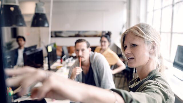 Students -Blonde woman showing something on a screen - small